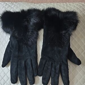 Luxurious Black Fur-Trimmed Suede Gloves